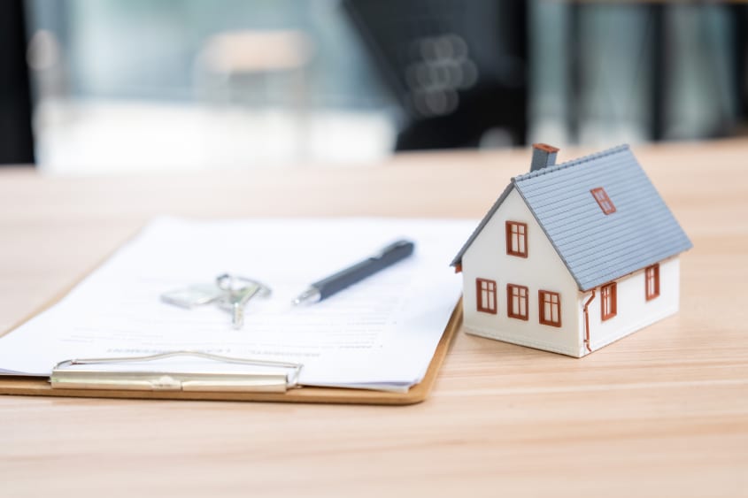 Checklist de visite de propriété posée sur une table en bois