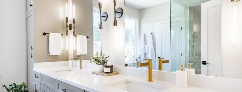 Des éléments en métaux de différents finis et couleurs sont utilisés dans une salle de bain moderne