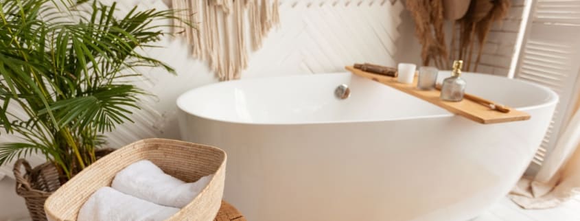 Des éléments naturels tels que du bois et des plantes donnent une allure zen à une salle de bain