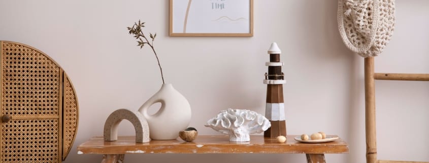 Des accessoires décoratifs rappelant la mer sont disposés sur une table en bois