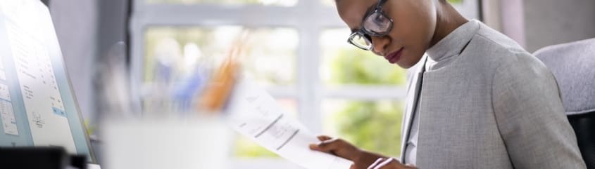 Une évaluatrice municipale est en train de calculer l’évaluation foncière d’une propriété