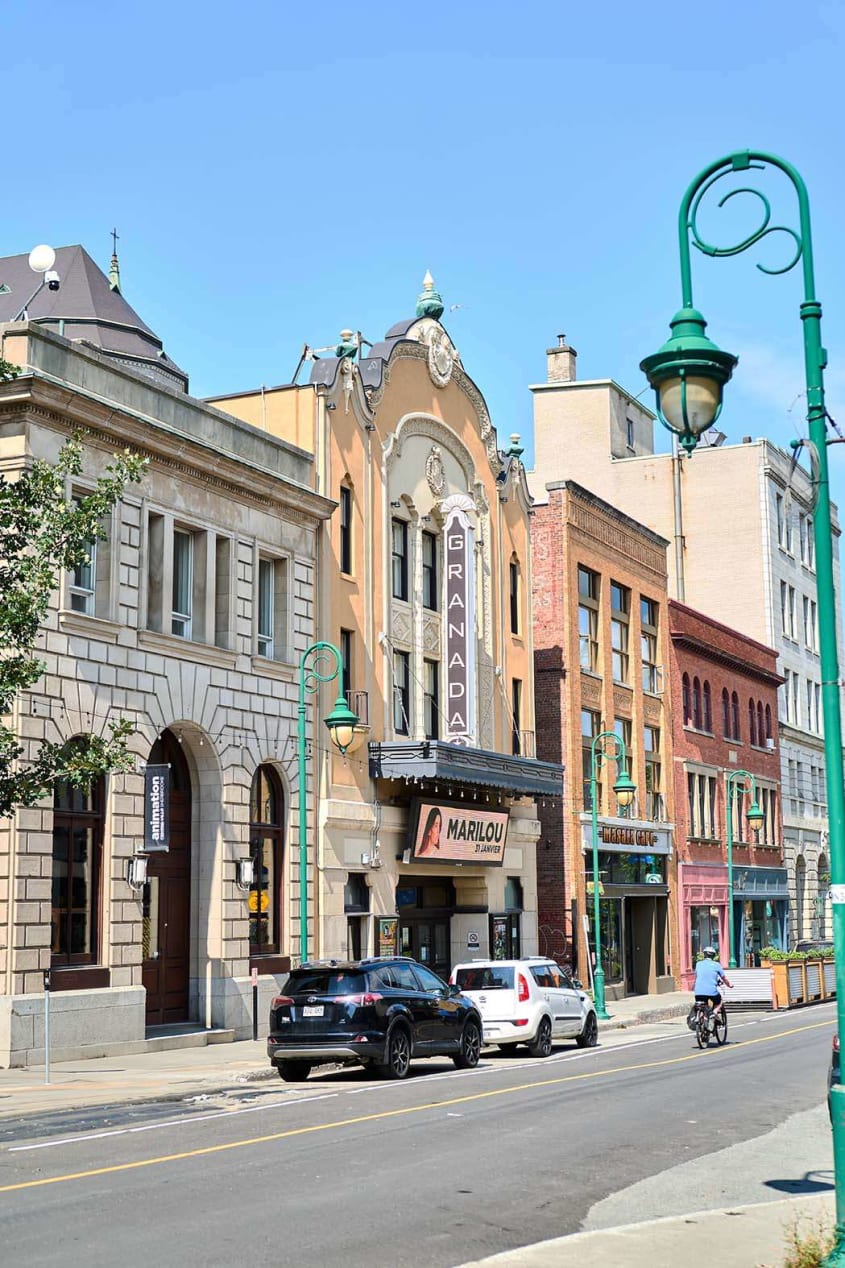 Édifices colorés dans la ville de Sherbrooke