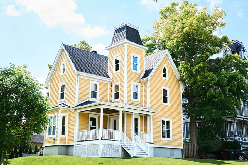 Maison jaune à Sherbrooke