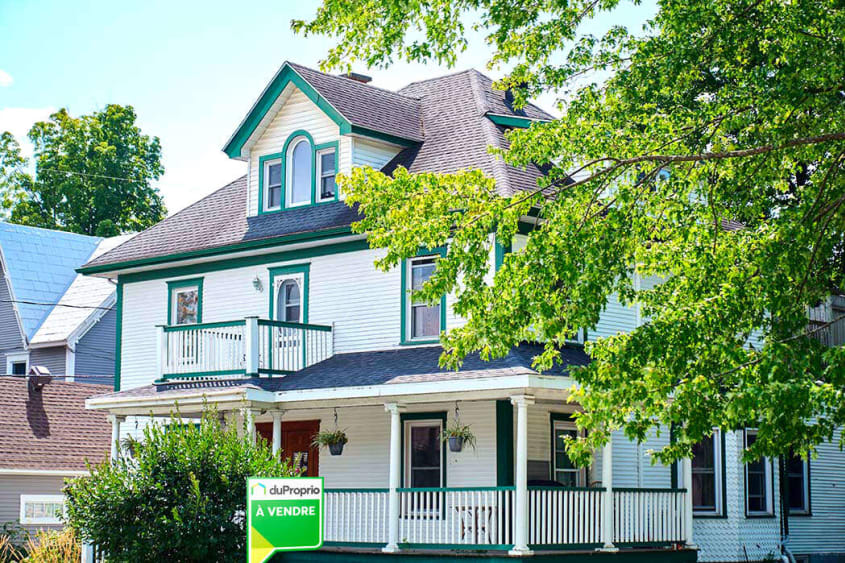 Propriété de couleur blanche à Sherbrooke avec pancarte DuProprio
