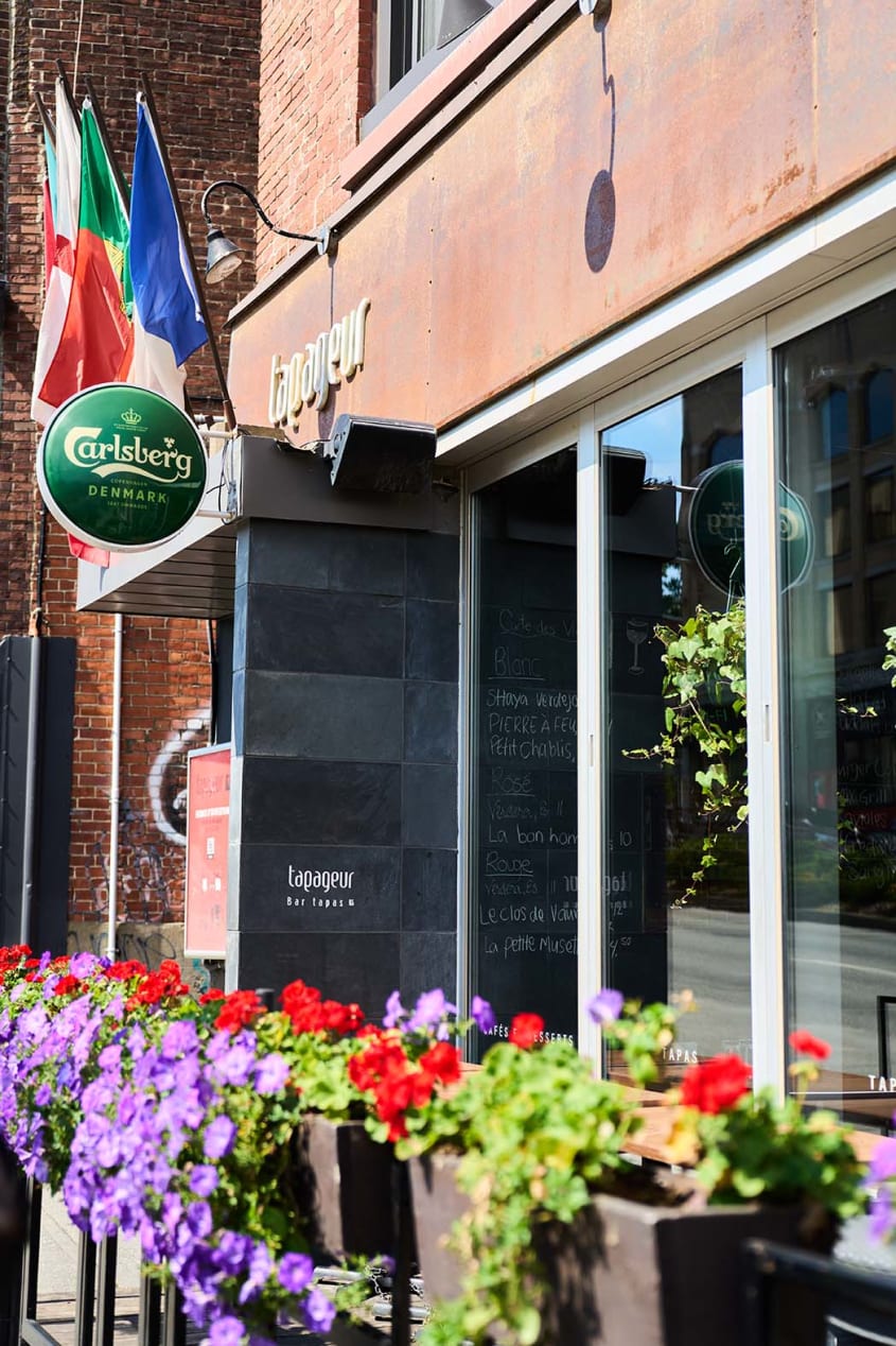 Window display at Le Tapageur restaurant in Sherbrooke