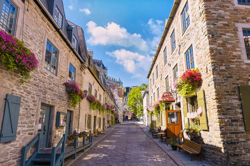 Ruelle pavée et appartements en briques et en pierres dans la ville de Québec