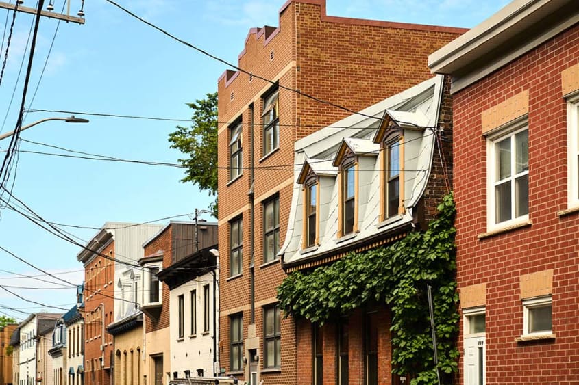 Maisons en rangée aux toits variés dans la ville de Québec
