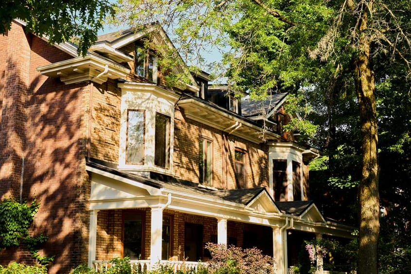 Maisons et arbres dans le quartier Montcalm de Québec