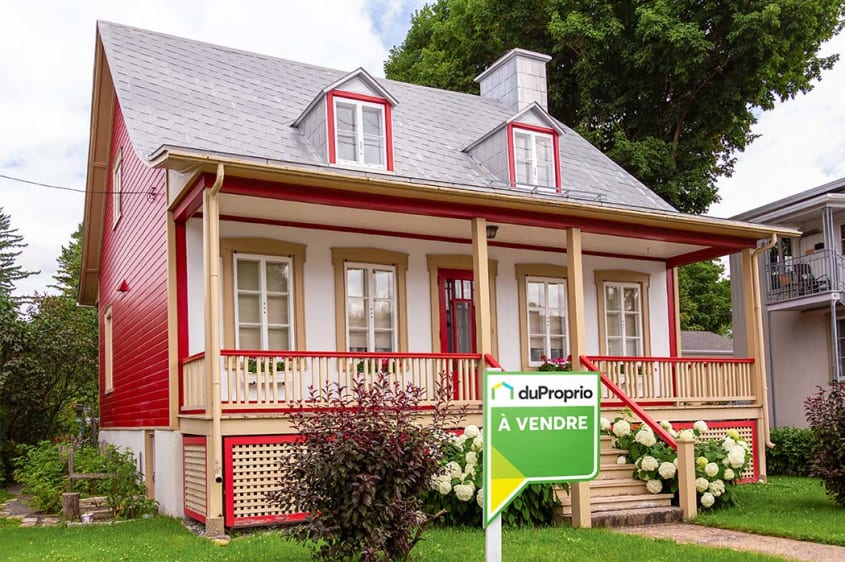 Maison typique de la ville de Québec avec la pancarte à vendre de DuProprio