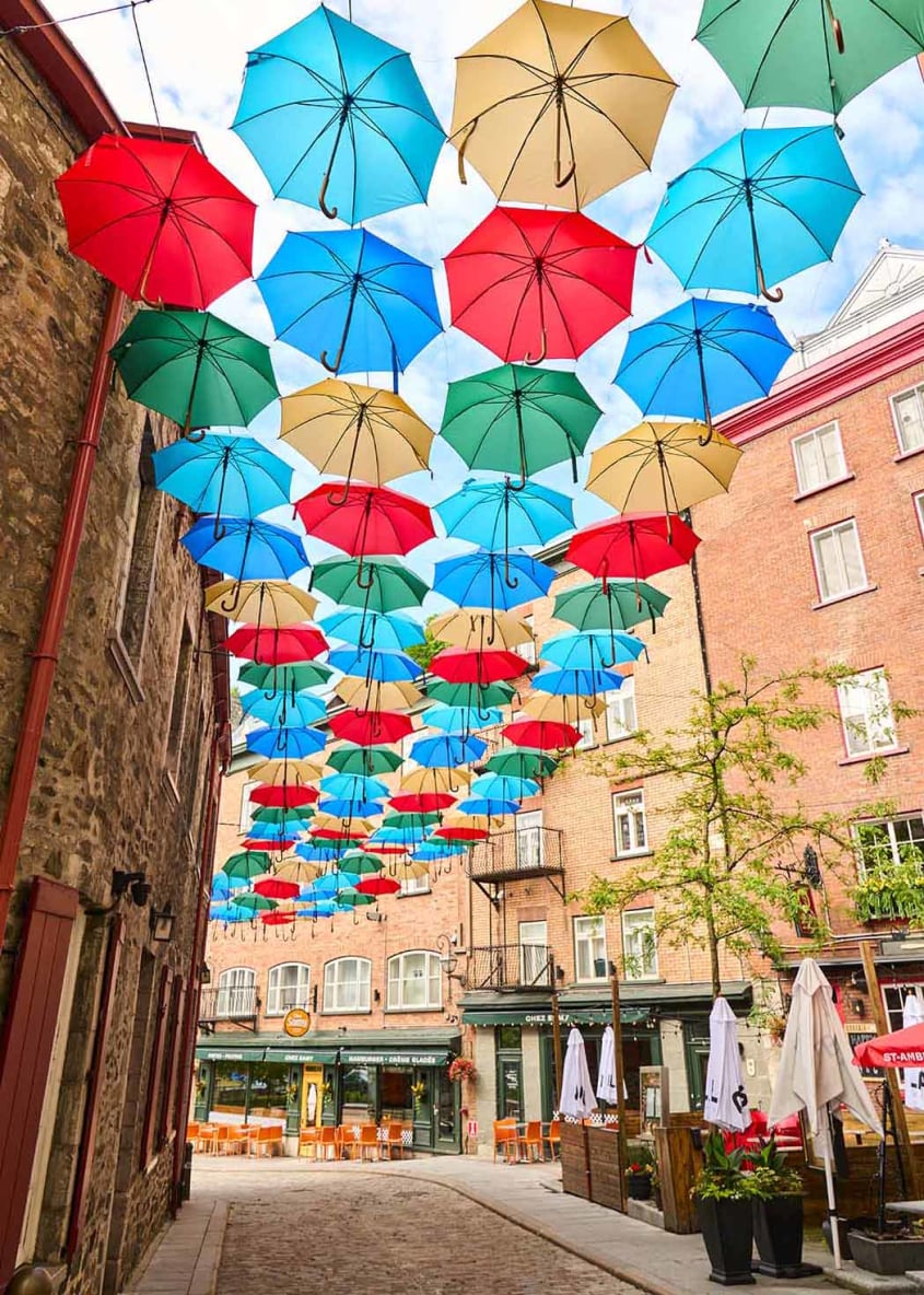 Rue des parapluies suspendus dans le quartier du Petit-Champlain