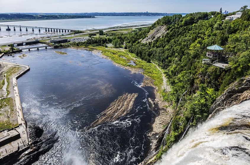 Vue de haut sur les chutes Montmorency de Québec