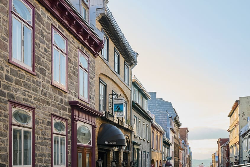 Habitations et commerces dans une rue du Vieux-Québec