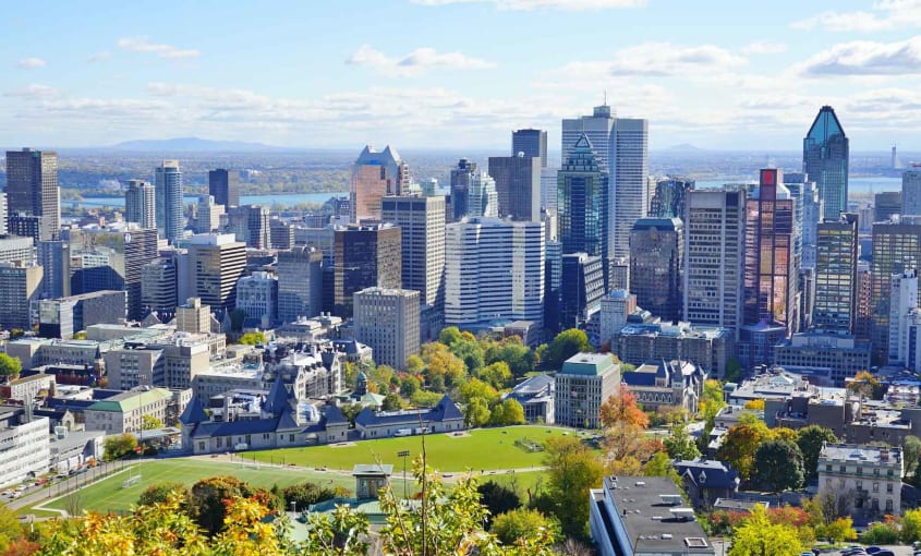 Vue panoramique sur la ville de Montréal et ses gratte-ciel 