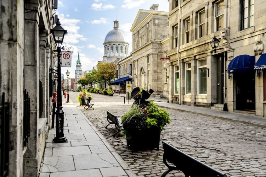 Rue pavée du Vieux-Montréal