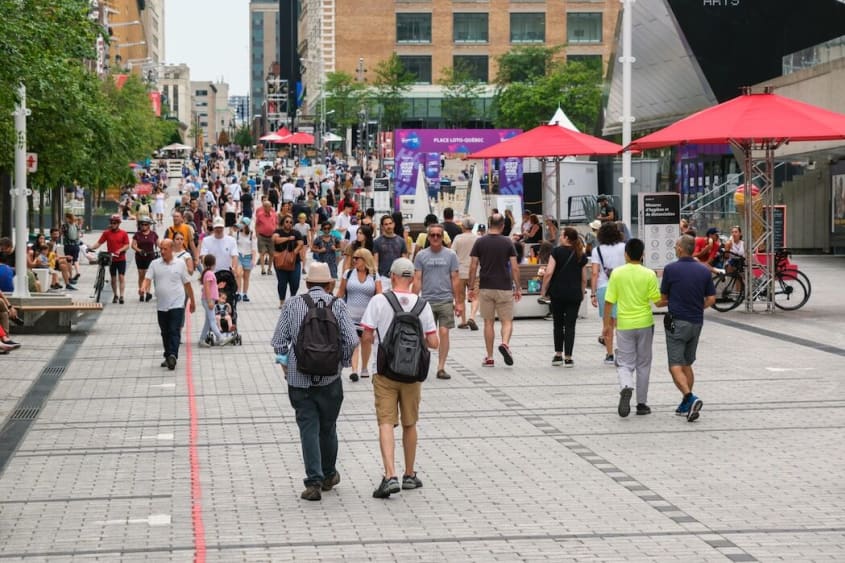 Population de Montréal qui marche sur la rue Sainte-Catherine près de la Place des Arts