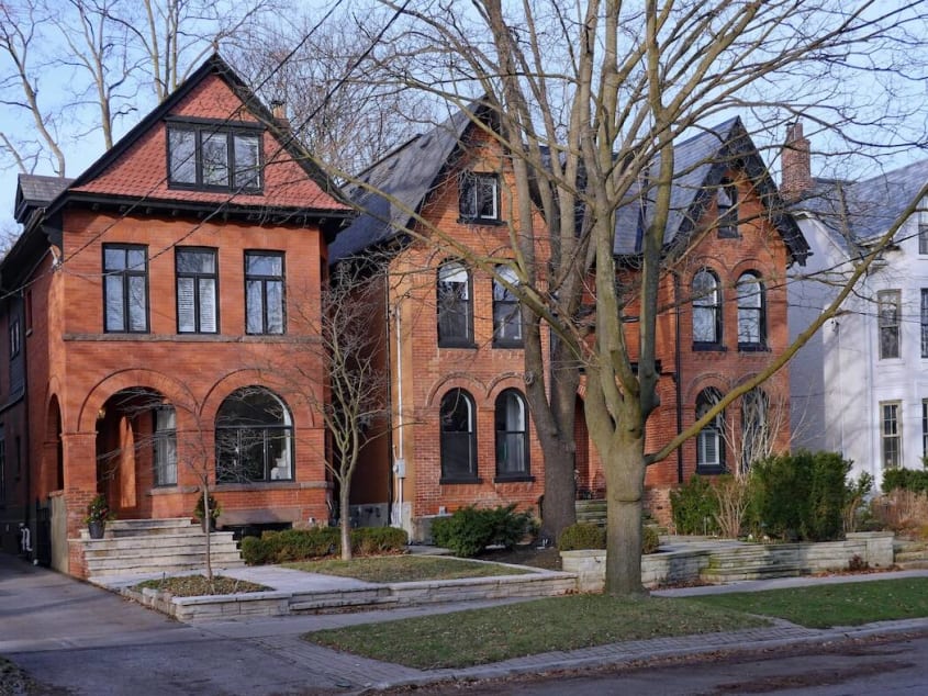 Maisons avec briques anciennes et pignons dans le quartier Outremont de Montréal