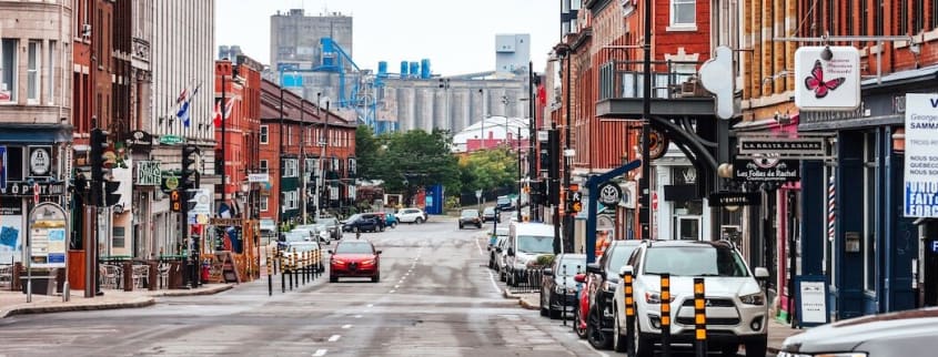 Une rue avec des piétons et des édifices commerciaux en ville