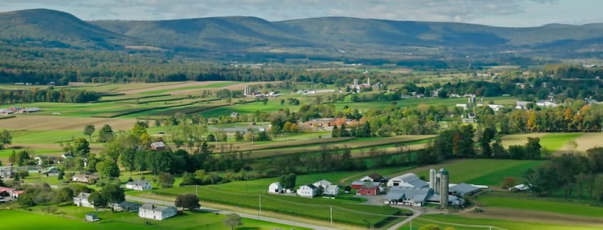 Vue de haut de maisons sont dispersées dans la campagne