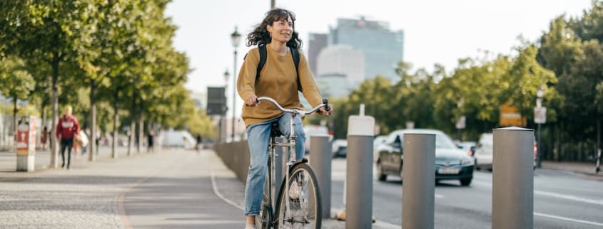 Une femme fait du vélo en ville