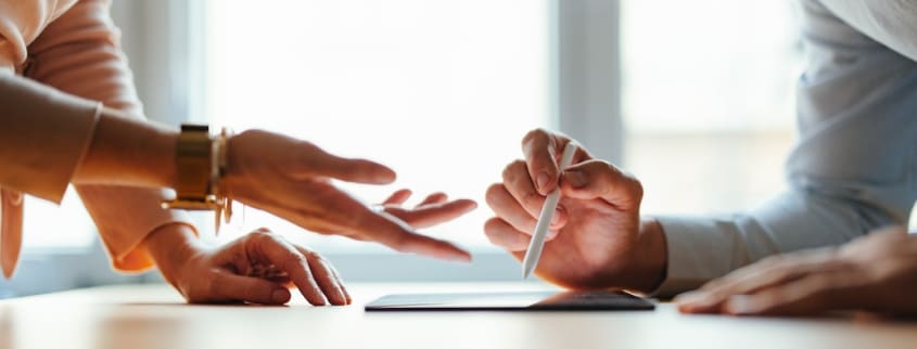 Deux personnes sont en train de signer un contrat préliminaire