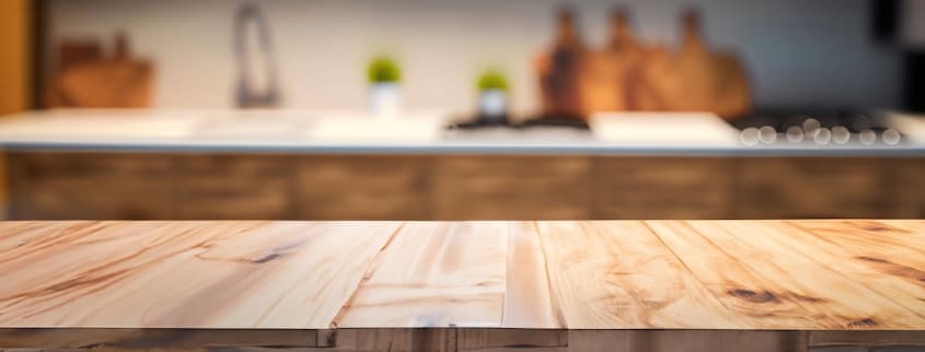 Un comptoir en bois est installé dans une cuisine neuve conformément avec le contrat préliminaire
