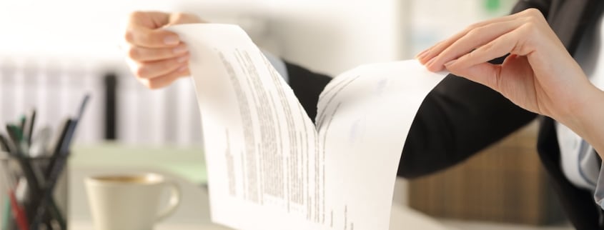 Une femme déchire un contrat préliminaire qui a été annulé