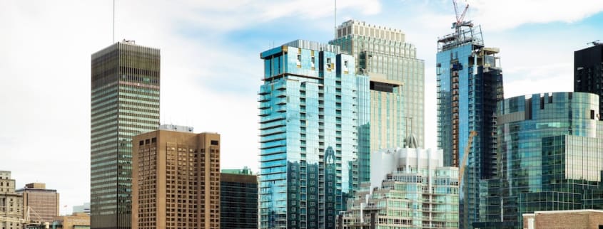 Vue sur des tours à condos en construction à Montréal