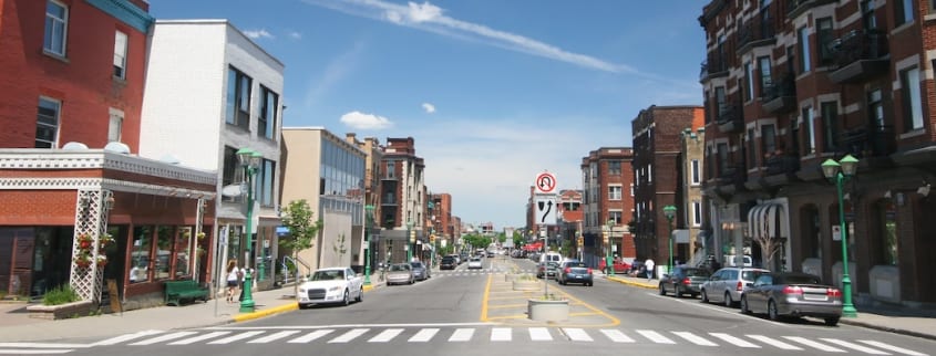 Un boulevard de Montréal en été