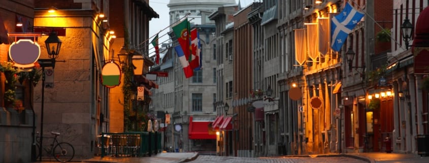 Une rue du Vieux-Montréal avec vue sur le Marché Bonaventure