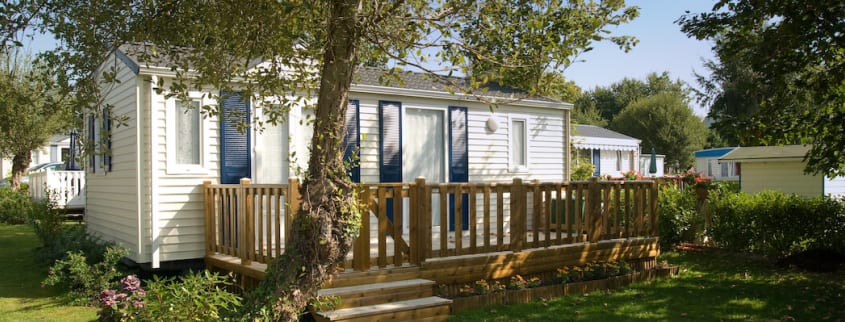 Maison mobile avec terrasse en bois