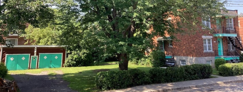 Terrain vacant dans un quartier de Montréal