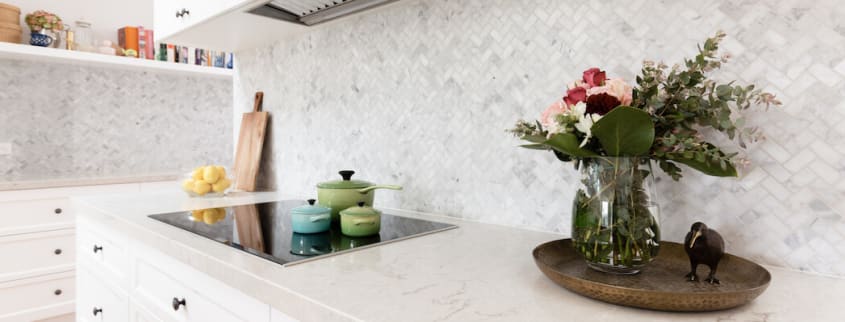 Comptoir de cuisine bien nettoyé et décoré