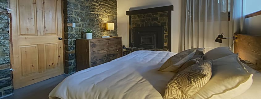 Chambre principale du condo de Louis-Philippe dans le Vieux-Québec