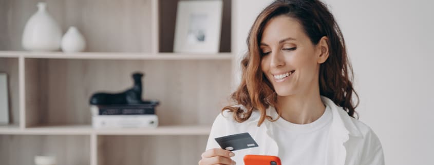 Femme payant le solde de sa carte de crédit