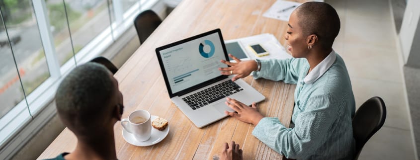 Conseillère financière expliquant comment augmenter sa cote de crédit