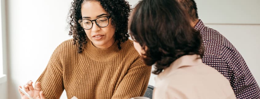 Couple de conjoints de fait obtenant des conseils sur la rédaction d'un contrat de vie commune