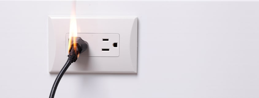Prise électrique en feu