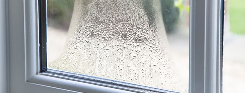 Problème de condensation dans une fenêtre de maison