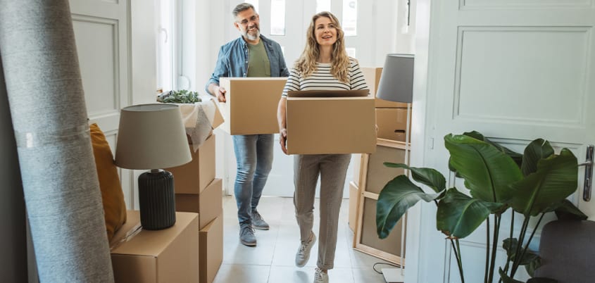Couple emménageant dans leur nouvel appartement locatif