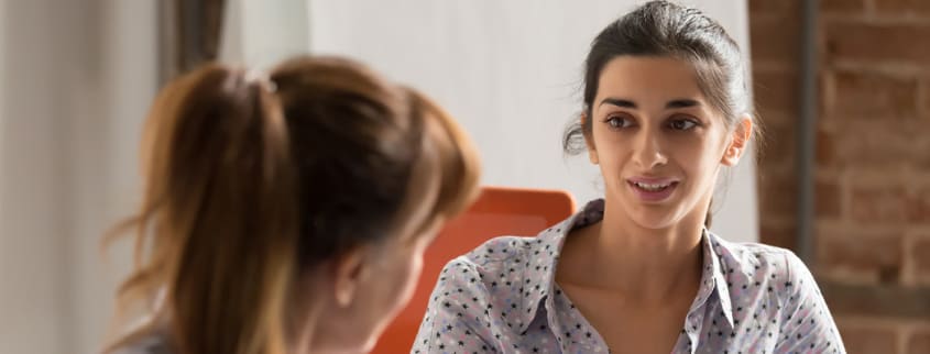 Une personne non-canadienne discute de son projet d'achat au Canada avec une notaire