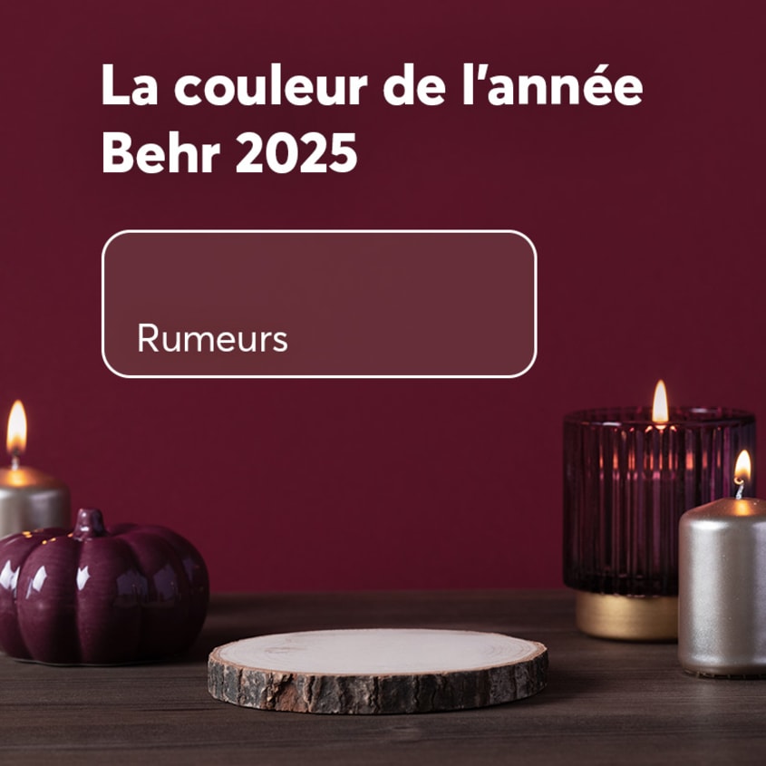Rumeurs, couleur de l’année Berh 2025 sur un mur avec bougies et sous-verre en bois