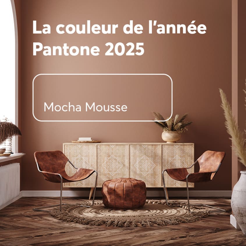 Mocha Mousse, couleur de l’année Pantone 2025 sur les murs d’une salle de séjour avec chaises cuivrées