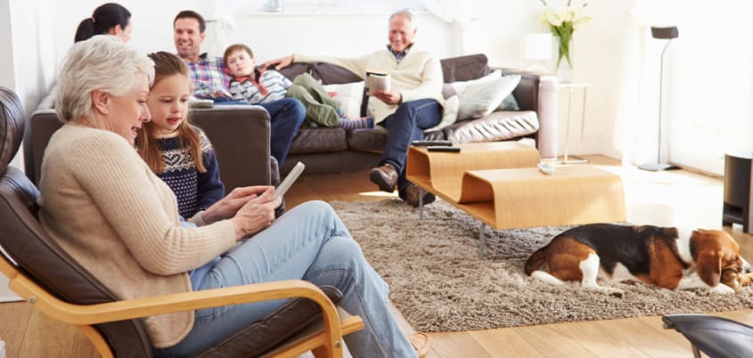 Famille relaxant dans une maison intergénérationnelle
