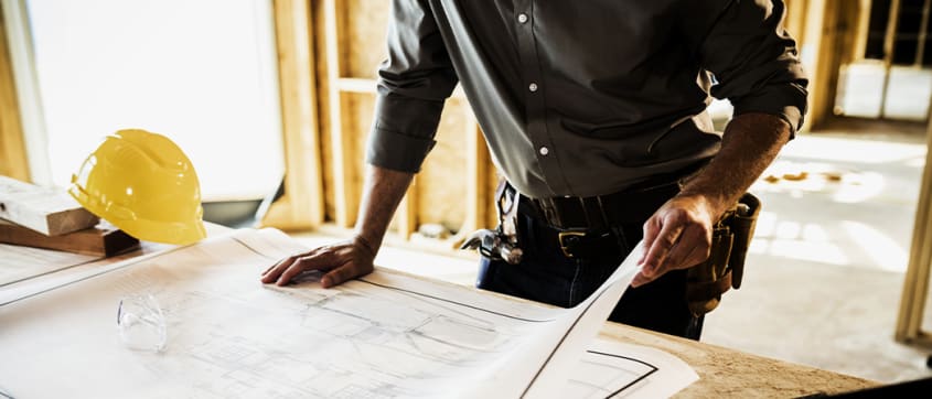 Entrepreneur en rénovation regardant des plans