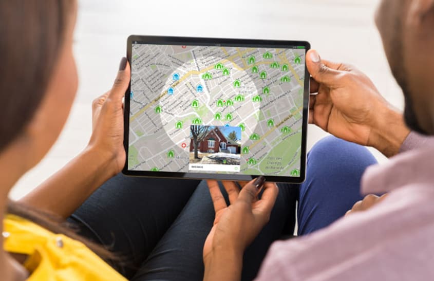 Couple regardant la carte des propriétés à vendre sur Duproprio.com