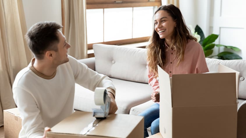 Couple emménageant dans leur nouvelle maison
