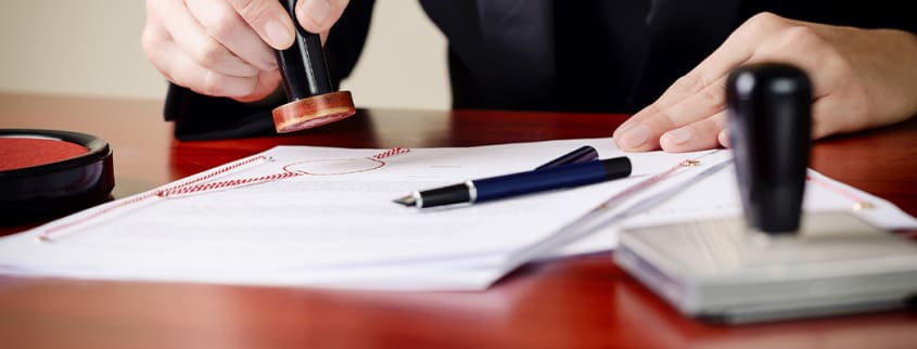 Notaire étampant un document