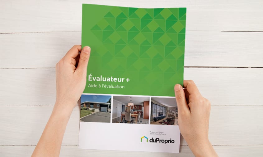 Document Évaluateur+ d'aide à l'évaluation tenu entre les mains