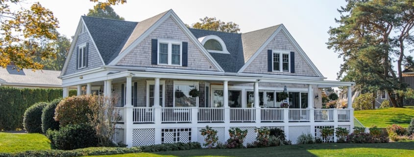 Une maison grise sur un grand terrain