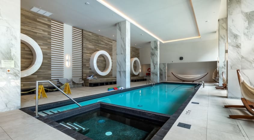 Intérieur d’un condo avec pisicine